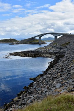 Atlantik Okyanusu Road - Atlanterhavsveien, 8.3 kilometrelik uzun bölüm bir adalar EIDE ve daha fazla og Averoy aracılığıyla çalışır ilçe Road 64 Romsdal, Norveç