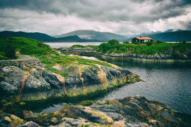 Güzel manzara ünlü Atlantic Ocean Road - Atlanterhavsveien, daha fazla og kıyısında Romsdal İlçesi, Norveç.