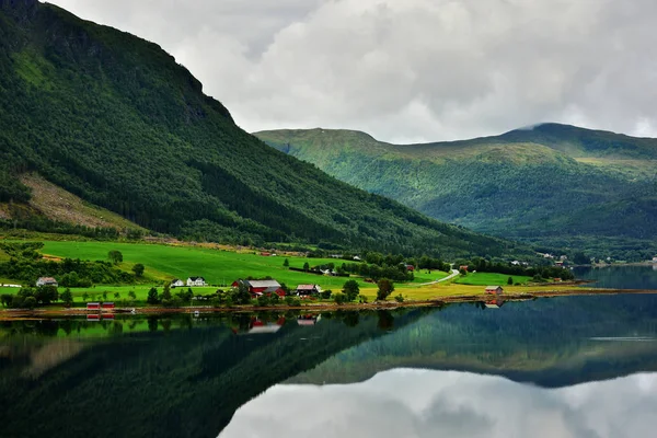 Στη Λίμνη Και Στο Χωριό Στο Νομό Περισσότερα Romsdal Νορβηγία — Φωτογραφία Αρχείου