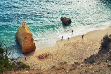 Algarve oluşumu ve plaj, Portekiz şaşırtıcı hedef ve tüm dünyada çok sayıda turist için tüm mevsim cazibe kayalar.