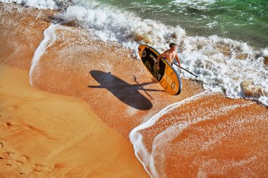 Benagil, inanılmaz hedef Portekiz ve tüm dünyada çok sayıda turist için tüm mevsim cazibe Portekiz - Kasım 3, 2017.Man ve sörf Algarve sahilde.