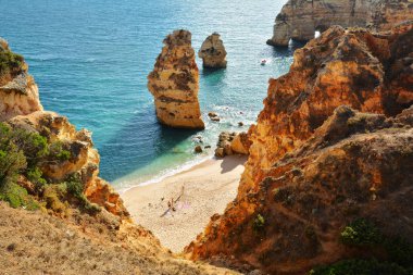 Algarve oluşumu ve plaj, Portekiz şaşırtıcı hedef ve tüm dünyada çok sayıda turist için tüm mevsim cazibe kayalar.