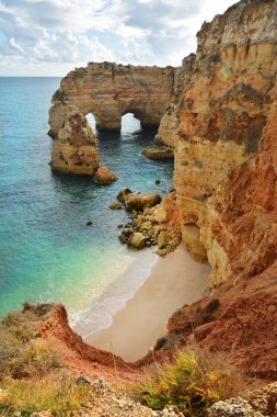 Algarve oluşumu ve plaj, Portekiz şaşırtıcı hedef ve tüm dünyada çok sayıda turist için tüm mevsim cazibe kayalar.