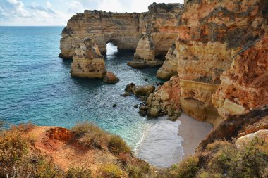 Algarve oluşumu ve plaj, Portekiz şaşırtıcı hedef ve tüm dünyada çok sayıda turist için tüm mevsim cazibe kayalar.