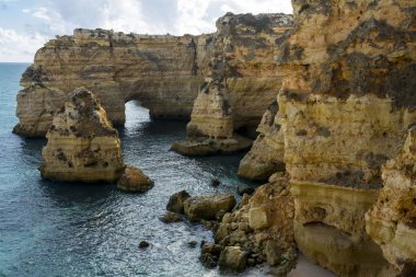 Algarve oluşumu ve plaj, Portekiz şaşırtıcı hedef ve tüm dünyada çok sayıda turist için tüm mevsim cazibe kayalar.