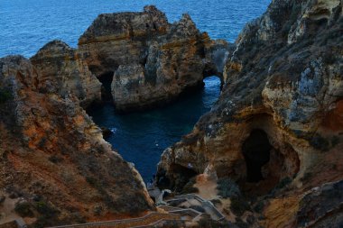 Şaşırtıcı ve eşsiz kayalıklarla oluşumu ile deniz kemerli, grottos ve kaçakçılar mağaraları Lagos, Algarve, Portekiz