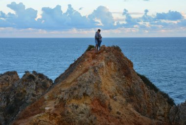 Lagos, Algarve, Portekiz - 3 Kasım 2017. Şaşırtıcı ve eşsiz kayalıklarla oluşumu ile deniz ortasında çift kemerler, grottos ve kaçakçılar mağaralarda Lagos, Algarve, Portekiz