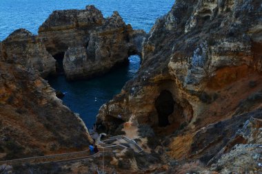 Şaşırtıcı ve eşsiz kayalıklarla oluşumu ile deniz kemerli, grottos ve kaçakçılar mağaraları Lagos, Algarve, Portekiz
