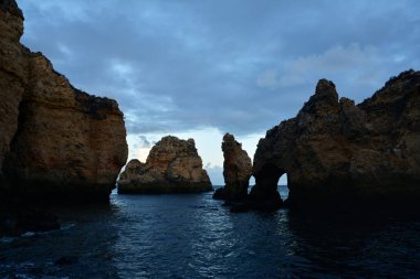 Şaşırtıcı ve eşsiz kayalıklarla oluşumu ile deniz kemerli, grottos ve kaçakçılar mağaraları Lagos, Algarve, Portekiz