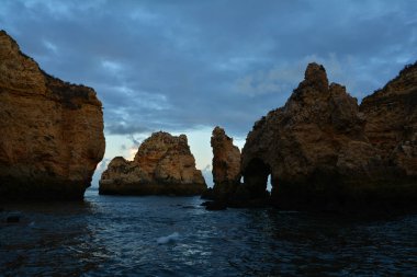 Şaşırtıcı ve eşsiz kayalıklarla oluşumu ile deniz kemerli, grottos ve kaçakçılar mağaraları Lagos, Algarve, Portekiz