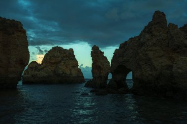 Şaşırtıcı ve eşsiz kayalıklarla oluşumu ile deniz kemerli, grottos ve kaçakçılar mağaraları Lagos, Algarve, Portekiz