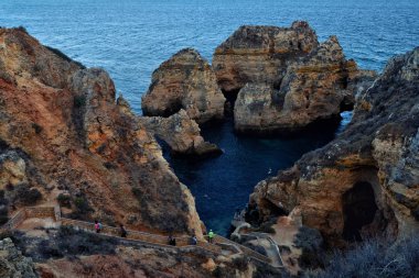 Şaşırtıcı ve eşsiz kayalıklarla oluşumu ile deniz kemerli, grottos ve kaçakçılar mağaraları Lagos, Algarve, Portekiz
