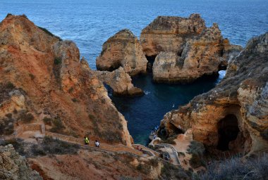 Şaşırtıcı ve eşsiz kayalıklarla oluşumu ile deniz kemerli, grottos ve kaçakçılar mağaraları Lagos, Algarve, Portekiz