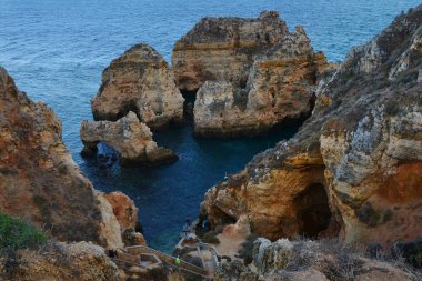 Şaşırtıcı ve eşsiz kayalıklarla oluşumu ile deniz kemerli, grottos ve kaçakçılar mağaraları Lagos, Algarve, Portekiz