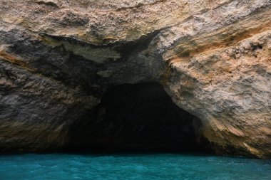 Benagil, Portekiz, Europe yakınındaki Algarve kıyısında Deniz Mağarası iç. Tekne turu görülen doğa Jeoloji.