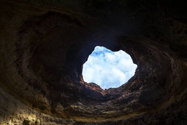 Benagil, Portekiz, Europe yakınındaki Algarve kıyısında Deniz Mağarası iç. Tekne turu görülen doğa Jeoloji.