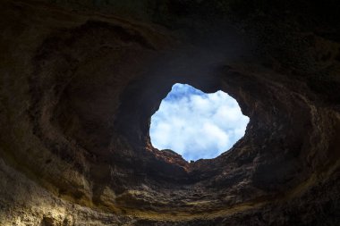 Benagil, Portekiz, Europe yakınındaki Algarve kıyısında Deniz Mağarası iç. Tekne turu görülen doğa Jeoloji.