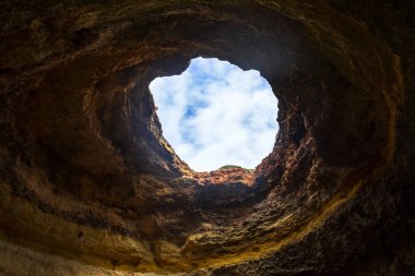 Benagil, Portekiz, Europe yakınındaki Algarve kıyısında Deniz Mağarası iç. Tekne turu görülen doğa Jeoloji.