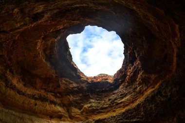 Benagil, Portekiz, Europe yakınındaki Algarve kıyısında Deniz Mağarası iç. Tekne turu görülen doğa Jeoloji.
