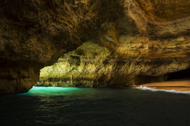 Benagil, Portekiz, Europe yakınındaki Algarve kıyısında Deniz Mağarası iç. Tekne turu görülen doğa Jeoloji