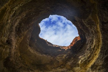 Benagil, Portekiz, Europe yakınındaki Algarve kıyısında Deniz Mağarası iç. Tekne turu görülen doğa Jeoloji.