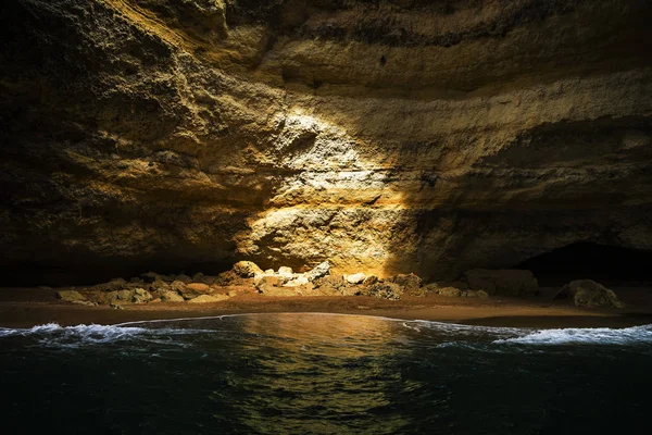 Interior Una Cueva Marina Con Una Pequeña Playa Increíble Costa — Foto de Stock