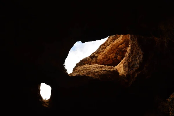 位于葡萄牙贝纳吉尔附近的阿尔加维海岸的一个海洞的内部 葡萄牙 从乘船旅行中看到的自然地质 — 图库照片
