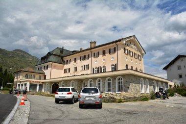 Graubunden, İsviçre - 27 Temmuz 2017. Eski Maloja Kulm Hotel, klasik Kayak Otelleri Graubunden Canton, İsviçre Maloja Pass yolda biri.