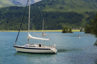 Saint Moritz, İsviçre yakınındaki Sils gölde tekne ile sakin sahne