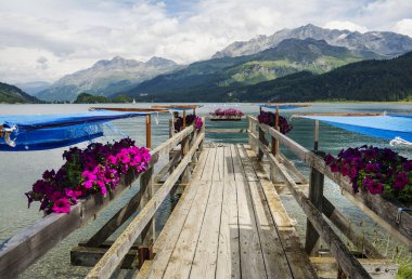 Saint Moritz, İsviçre yakınındaki Sils göl kenarında ahşap iskele