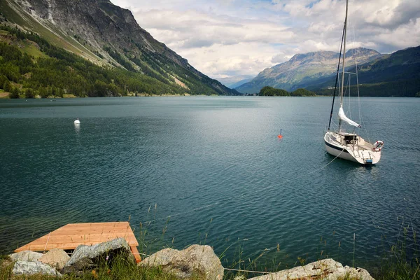 Спокойная Сцена Лодками Озере Силс Недалеко Сент Мориц Швейцария — стоковое фото