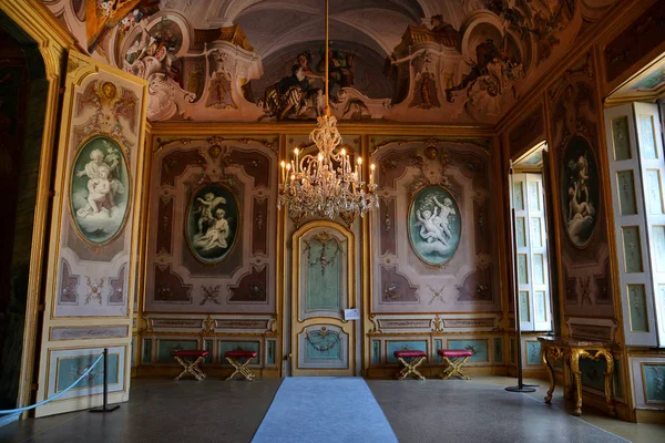 Torino, İtalya - 22 Temmuz 2017. Stupinigi Palace, avcılık Residence, Torino, İtalya en iyi cazibe kapalı.