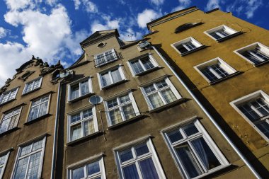 Ana şehir Gdansk, Polonya, güzel görünümü süslü ve şaşırtıcı beyaz bulutlar üzerinde mavi bir gökyüzü ile.