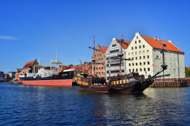 Gdansk, Polonya - 7 Temmuz 2018. Güzel bir tarihi bağlantı noktası üzerinden korsan turist gemisi ve Narodowe Muzeum Morskie - ile Motlawa nehir manzarası Ulusal Denizcilik Müzesi Binası.