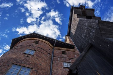 Vinç eski liman ve Ortaçağ ahşap bağlantı noktası vinç, Gdansk, Polonya'nın sembolü. Yakın kadar bina ve güzel bulutlar gökyüzü üzerinde. 