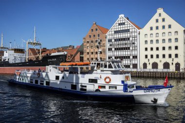 Gdansk, Polonya - 7 Temmuz 2018. Geleneksel mimarisi ile tarihi bağlantı noktası üzerinden Motlawa nehir ve Old Town. Seaport Danuta gemisiyle. Narodowe Muzeum Morskie - Ulusal Denizcilik Müzesi Binası.