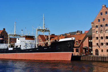 Güzel cityscape kırmızı bina ve eski gemi liman Gdansk, Oowianka ada, sahil Motlawa nehir, Polonya.