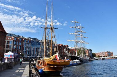 Gdansk, Polonya - 7 Temmuz 2018. Geleneksel mimarisi ile tarihi bağlantı noktası üzerinden Motlawa nehir ve Old Town.