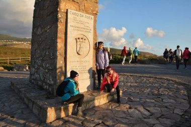 Sintra, Portekiz - 4 Kasım 2017. Cabo da Roca, Lizbon Portekiz, anakara Europe en batıdaki nokta yakınındaki gelen turist.