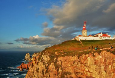 Dramatik Portekizce manzara üzerinde sahil, Atlantik Okyanusu, anakara Europe Cabo da Roca adlı en batıdaki nokta. Eski deniz feneri.