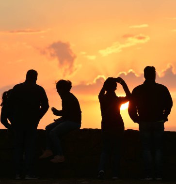 Sintra, Portekiz - 4 Kasım 2017. Cabo da Roca, Lizbon Portekiz, anakara Europe en batıdaki nokta yakınındaki gelen turist.