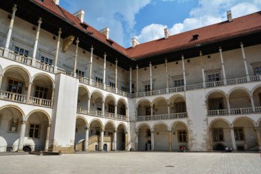 Krakow, Polonya - 2 Eylül 2016. Wawel Royal Castle, Krakow, Polonya avlusunda mimarisi bina dış.