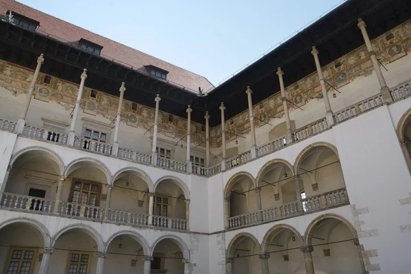 Krakow, Polonya - 2 Eylül 2016. Wawel Royal Castle, Krakow, Polonya avlusunda mimarisi bina dış.