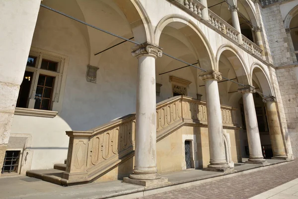 Krakow, Polonya - 2 Eylül 2016. Wawel Royal Castle, Krakow, Polonya avlusunda mimarisi bina dış.