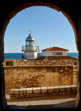 Peniscola tarihsel baba Luna Castle bir kemer görülen deniz feneri. Peniscola Castellon ili, Valencia community, İspanya popüler bir turistik yer
