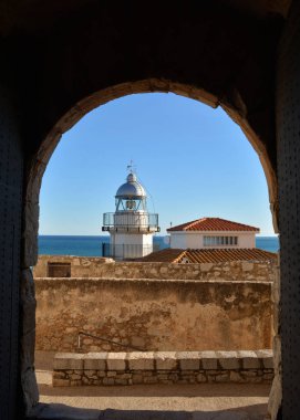 Peniscola tarihsel baba Luna Castle bir kemer görülen deniz feneri. Peniscola Castellon ili, Valencia community, İspanya popüler bir turistik yer