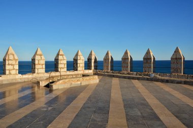 Yakın Peniscola Kalesi, Costa del Azahar, il ve Castellon, Valensiya topluluk bina dış. Kalenin üst çatı.