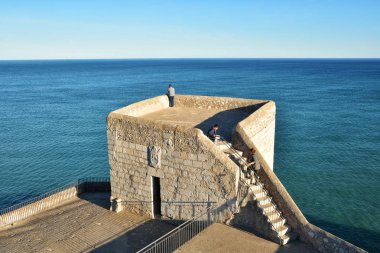 Peniscola, İspanya - Kasım 10 Kasım 2016. Peniscola Kalesi, Costa del Azahar, il Castellon, İspanya Topluluk dış merdiven. Peniscola, popüler bir turizm İspanya.