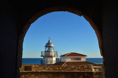 Peniscola tarihsel baba Luna Castle bir kemer görülen deniz feneri. Peniscola Castellon ili, Valencia community, İspanya popüler bir turistik yer