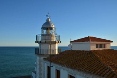 Baba Luna Kalesi: Akdeniz ile arka plan olarak görülen Peniscola, deniz feneri. Peniscola Castellon ili, Valencia community, İspanya popüler bir turistik yer